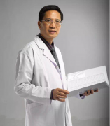 胡琼华博士作为美国美容医学会会员，为中国开创一个母胎重睑术的时代